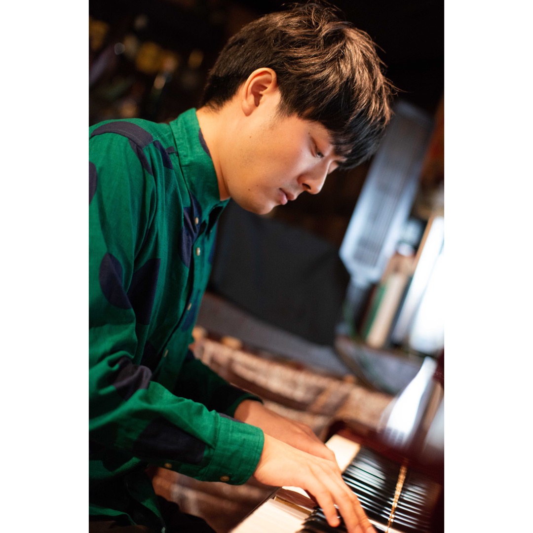session_hamacho's tweet photo. 【EVENT】
浜町SESSiONで定期開催、チャージフリーのライブイベント「MUSIC SESSiON」。5/19(水)はジャズシーンで注目を集める若手実力派ピアニスト、魚返明未(オガエリアミ)が登場!
詳細→https://t.co/0GE0BSuOCe
#魚返明未 #浜町セッション #浜町ホテル #sessionhamacho https://t.co/iCRQUYWUUe