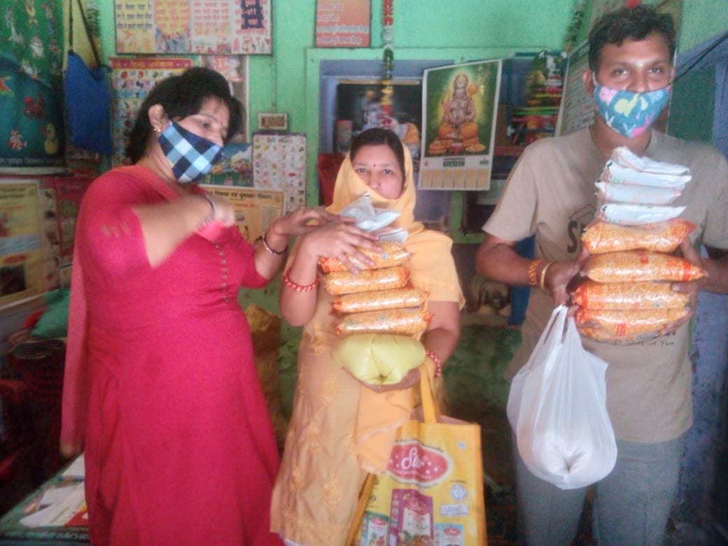 Dry ration distribution in city project Reeta saini prempuri Gehu chawal deal tel  ka Vitran karti hui