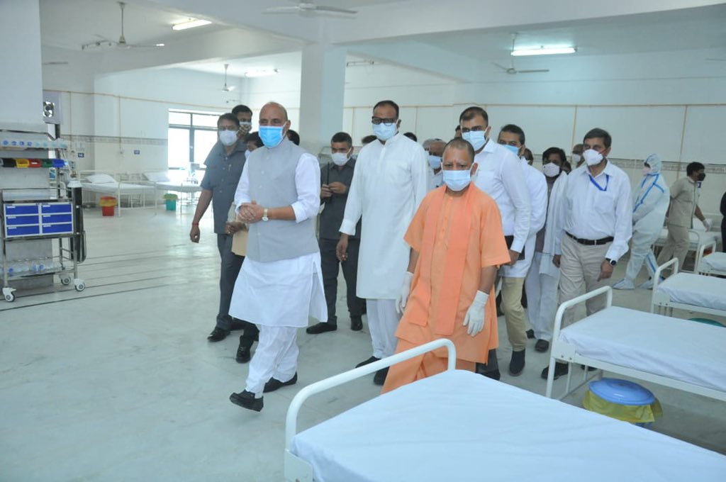 rajnathsingh's tweet photo. लखनऊ में एचएएल और उत्तर प्रदेश सरकार के संयुक्त प्रयास से निर्मित ‘कोविड हॉस्पिटल’ में पहुँच कर वहाँ मौजूद सुविधाओं और अन्य व्यवस्थाओं को देखा। इस हॉस्पिटल में कोरोना से पीड़ित मरीज़ों का उपचार होगा। इसे तैयार करने में प्रदेश सरकार और एचएएल की भूमिका की मैं सराहना करता हूँ। https://t.co/mpBVxYCtCT