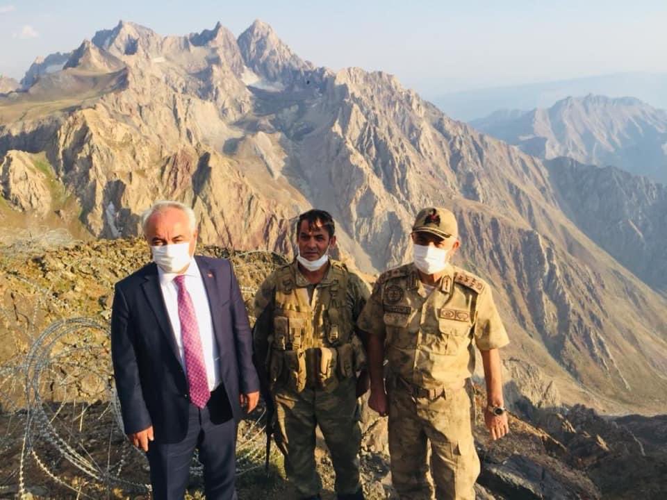 41 yıllık hizmet yılının 11 yılını Tunceli, Şırnak, Diyarbakır ve Van’da terörle mücadelede geçirmiş. Bölge Halkının Arif komutanı, paşası olmuş, bölgenin dağını taşını mesken edinmiş bir kahramana saldırı ancak bir terör örgütü gazetesinden olurdu..

Cumhuriyet gazetesinden oldu