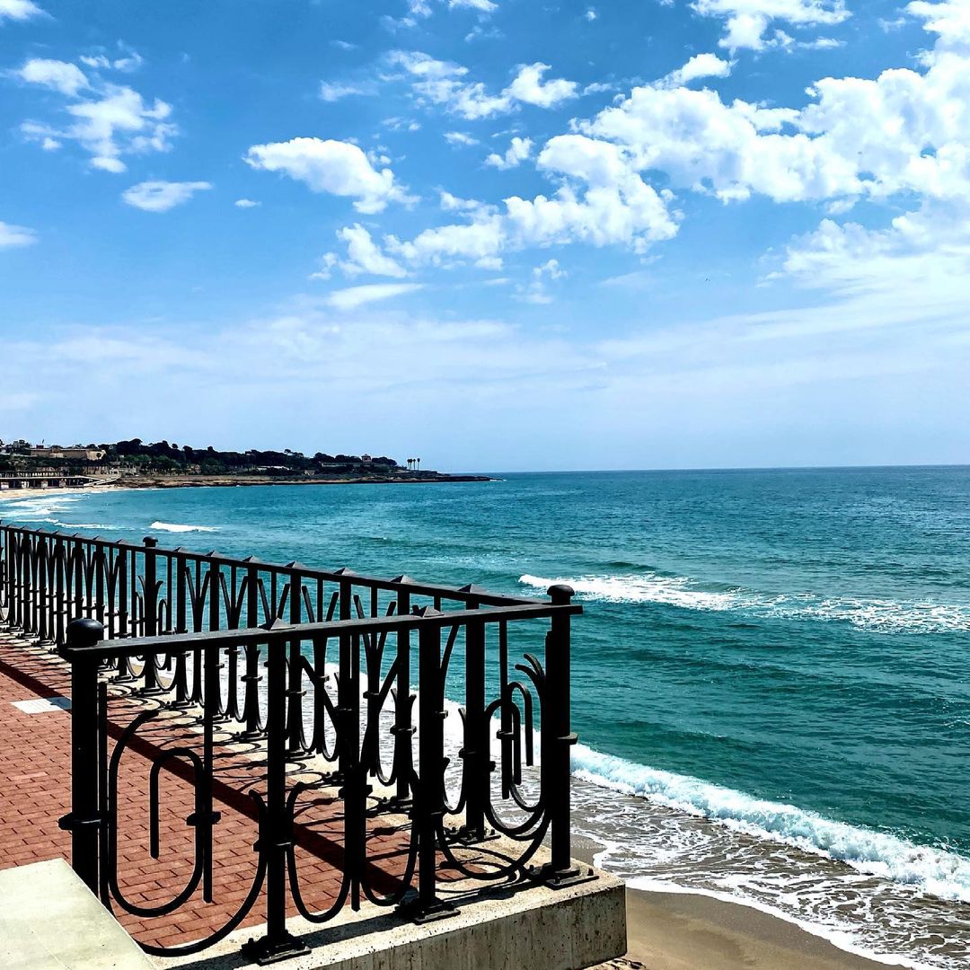 TU HISTORIA |El Balconet del Mediterrani se ha convertido rápidamente en uno de los rincones más fotografiados del litoral urbano de la ciudad, un recorrido ideal para la práctica deportiva. 

📷 @ paco_esteller (Instagram)

#Tarragona #TarragonaTurisme #TarragonaTuHistoria