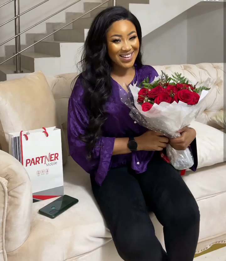 Riribillions's tweet image. Good morning lovers of Erica Nlewedim 💛⭐
Today is all about 
#PartnerMobileAtFive 
#PartnerWithErica

ERICA AND PARTNER MOBILE &amp;amp;
PARTNER MOBILE SLASH