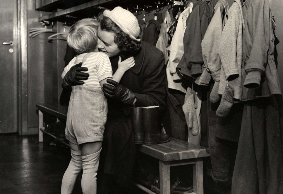 AronAmbrosiani's tweet photo. 📝 Berätta om livet efter vaccinet! Nu samlar @nordiskamuseet in berättelser och bilder på efterlängtade kramar och återseenden. Delta här: https://t.co/aJoG0HySoP https://t.co/DKkOsyk76U