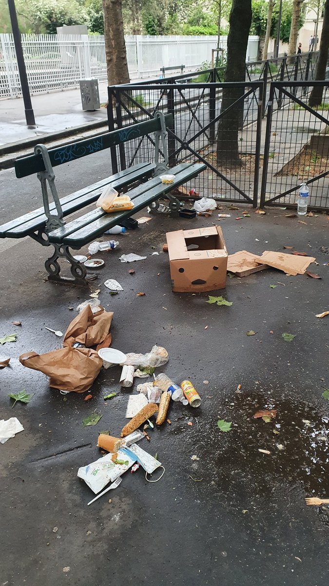 eboueursdeparis's tweet image. Voilà l’état de la rue après le passage d’une association œuvrant en faveur des personnes défavorisées. Il faudrait trouver une organisation de gestion des déchets qui permettrait d’éviter cela pour le bien de tous, sans pour autant surcharger les bénévoles. Des idées ? 💡