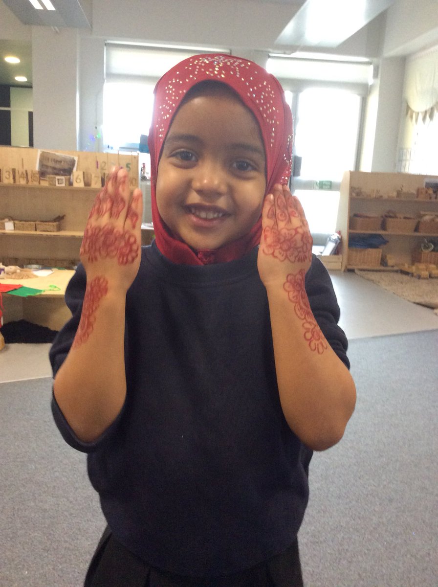 “I have to put mendhi on its eid” #celebration #EidMubarak #earlyyears <a href="/LozellsPrimary/">LozellsPrimarySchool</a> <a href="/Dipika4Patel/">Dipika Patel</a>