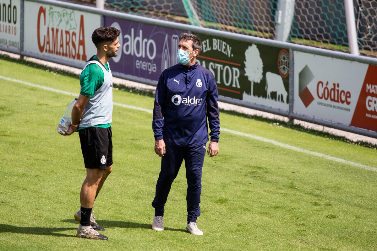 Óscar Gil siempre ha sido una persona con mucha madurez. En el vestuario del <a href="/realracingclub/">Real Racing Club</a> es bastante considerado. La humildad, el trabajo y el respeto forman parte de su día a día en todos los ámbitos de la vida. Gran profesional.