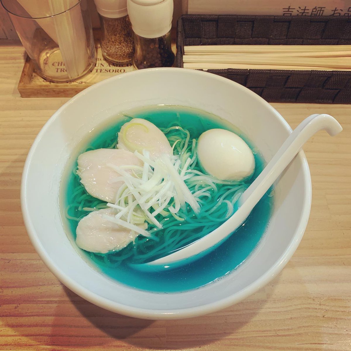 piyopiyo_poke's tweet photo. 吉法師 KIPPOSHI
【限定】ポポポポポカリ
渋谷区神南
900円

久訪٩( ᐛ )و✨

ポカリスエットのラーメン☺️♬
業界初なのでは🤔

乾いた心にイオンサプライ
私にいちばん近い水
そんな味☺️

他の追随を許さない独創的発想から生まれる一杯は唯一無二🥳🍜 https://t.co/r7cDFjXTRG