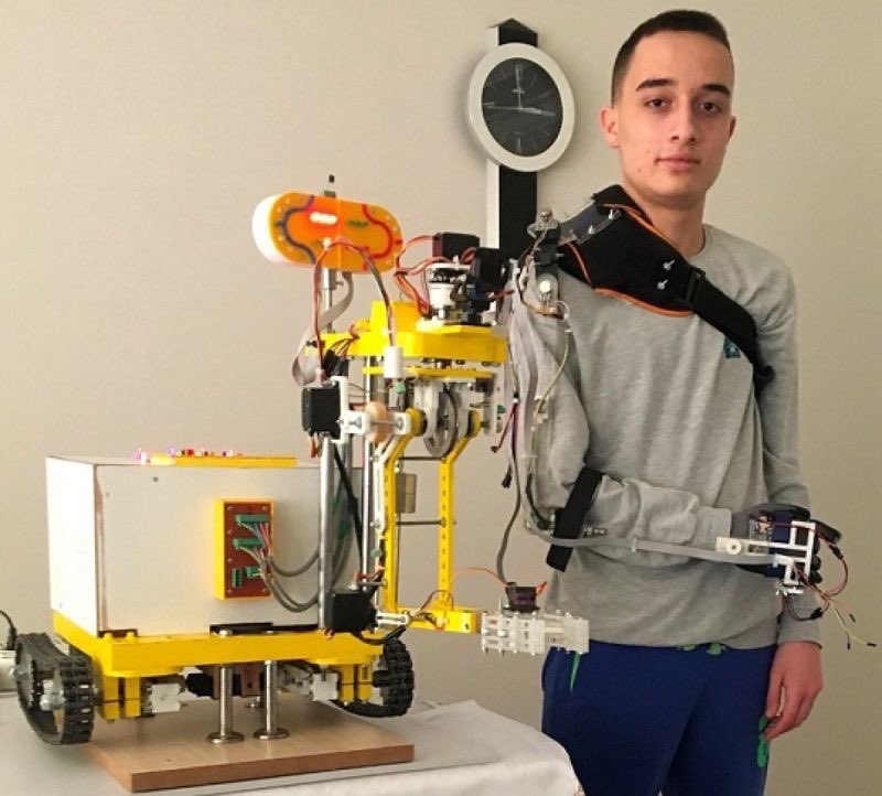 Lise öğrencisi, “Mobil Robot Kol” projesiyle dünya birincisi oldu! 🚀
Fen Lisesi 11. Sınıf öğrencisi Artun Özsoy, “Mobil Robot Kol” projesiyle Uluslararası Bilim Proje Olimpiyatı'nda (INSPO) dünya birinciliği elde etti. 

#teknolojiveInovasyon #TeknolojiyeBakış #Robot