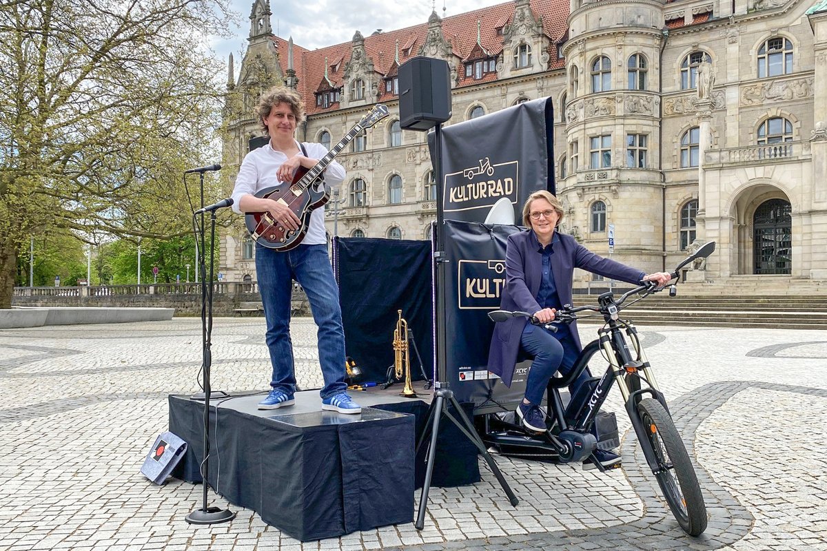 Auf Initiative des City of Music e. V. gibt es nun das Kulturrad, durch das Plätze und weitere Orte der Stadt mit wenigen Handgriffen zu Open-Air-Bühnen werden. Gebucht werden kann es von hannoverschen Kulturschaffenden und Veranstalter*innen: hannover.de/Service/Presse…