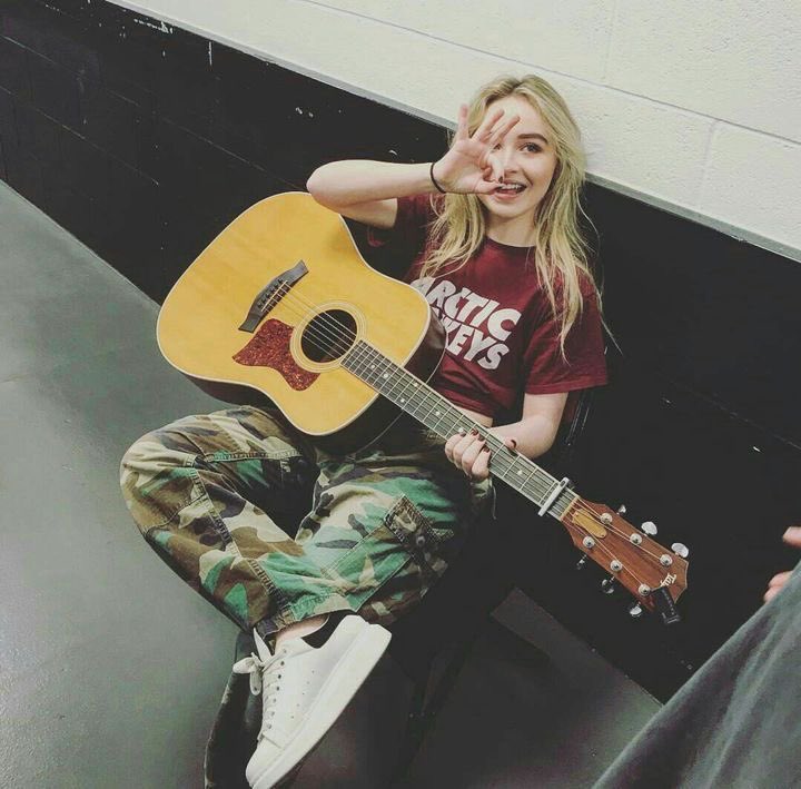 fuck_maxine's tweet photo. Sabrina Carpenter, eu te amo tanto, você salvou minha vida sem ao menos saber, você trouxe tantos sorrisos, as suas séries e os seus filmes eram e sempre serão os melhores. obrigada, sempre te amarei
Feliz aniversário pitica #SabrinaCarpenter https://t.co/iBuMoqsXuA