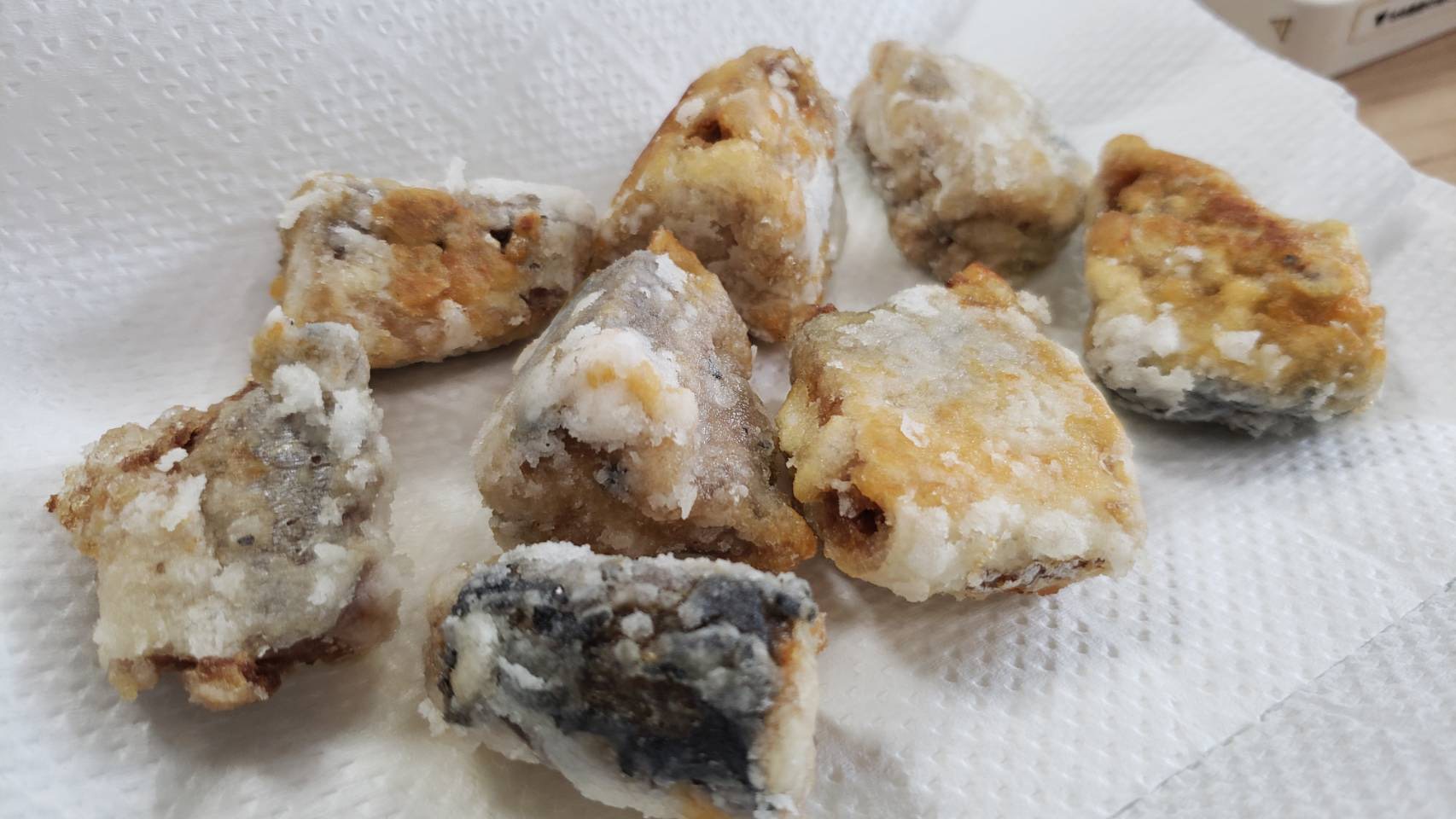 リュウジ 料理のおにいさんバズレシピ サバ缶は生姜に漬けて唐揚げにするとサックサクのホロッホロで本当に旨いんです サバ缶の塩唐揚げ サバ缶常備必須の旨さ 食べ過ぎにはくれぐれもご注意を 好みで塩胡椒 カレー塩とか抹茶塩とか柚子塩とか