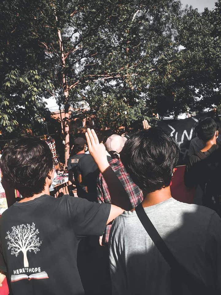 Myz_zin's tweet photo. South Dagon, Yangon: On this 100th day since coup, Youth Pro-democracy activists continued taking to streets and demonstrated for the downfall of military dictatorship amidst heavy suppression in the tsp. #WhatsHappeningInMyanmar #May11Coup https://t.co/Ey93RyalGY