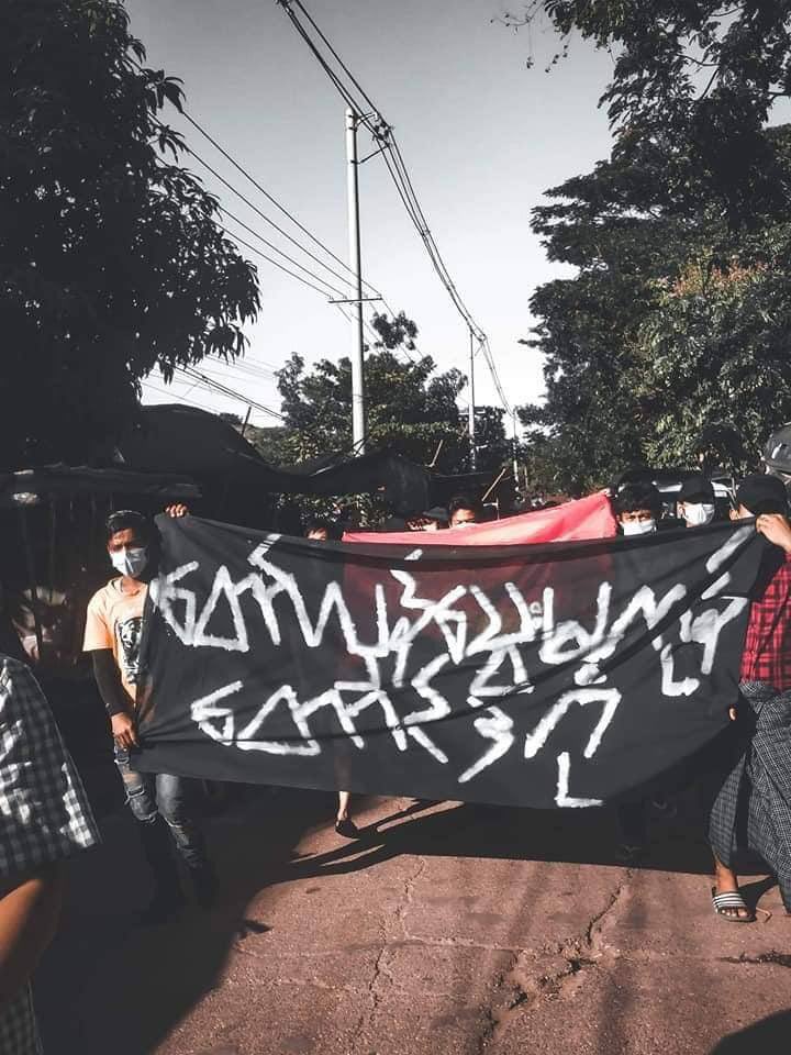 Myz_zin's tweet photo. South Dagon, Yangon: On this 100th day since coup, Youth Pro-democracy activists continued taking to streets and demonstrated for the downfall of military dictatorship amidst heavy suppression in the tsp. #WhatsHappeningInMyanmar #May11Coup https://t.co/Ey93RyalGY