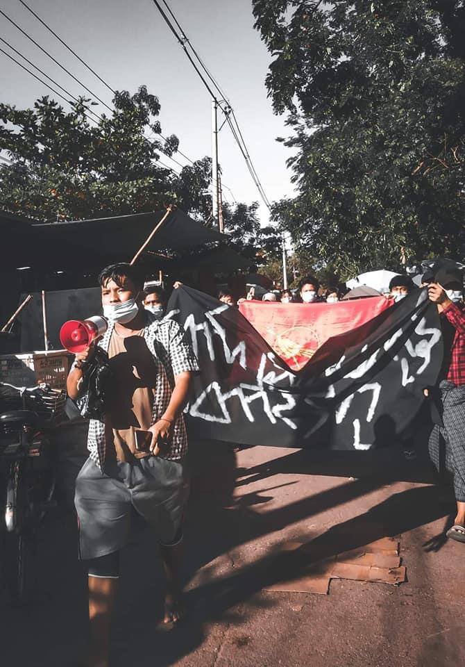 Myz_zin's tweet photo. South Dagon, Yangon: On this 100th day since coup, Youth Pro-democracy activists continued taking to streets and demonstrated for the downfall of military dictatorship amidst heavy suppression in the tsp. #WhatsHappeningInMyanmar #May11Coup https://t.co/Ey93RyalGY