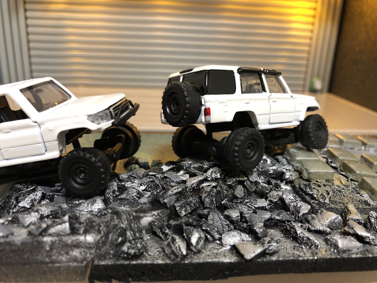 トミカ ランクル70をリフトアップ風にカスタムしました😊足の