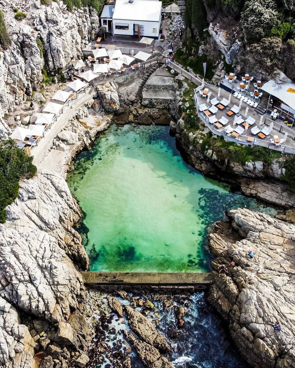 capetownmag's tweet photo. Good morning everyone. How amazing does this spot look right now?😍
"Fick’s looking oh so slick 😎🏊♀️🤙"
📸 @zimbo_with_a_drone
#capetownmag #capetown #southafrica #lockdown #ficks #hermanus #tidalpool #restaurant https://t.co/RnN38W45XP