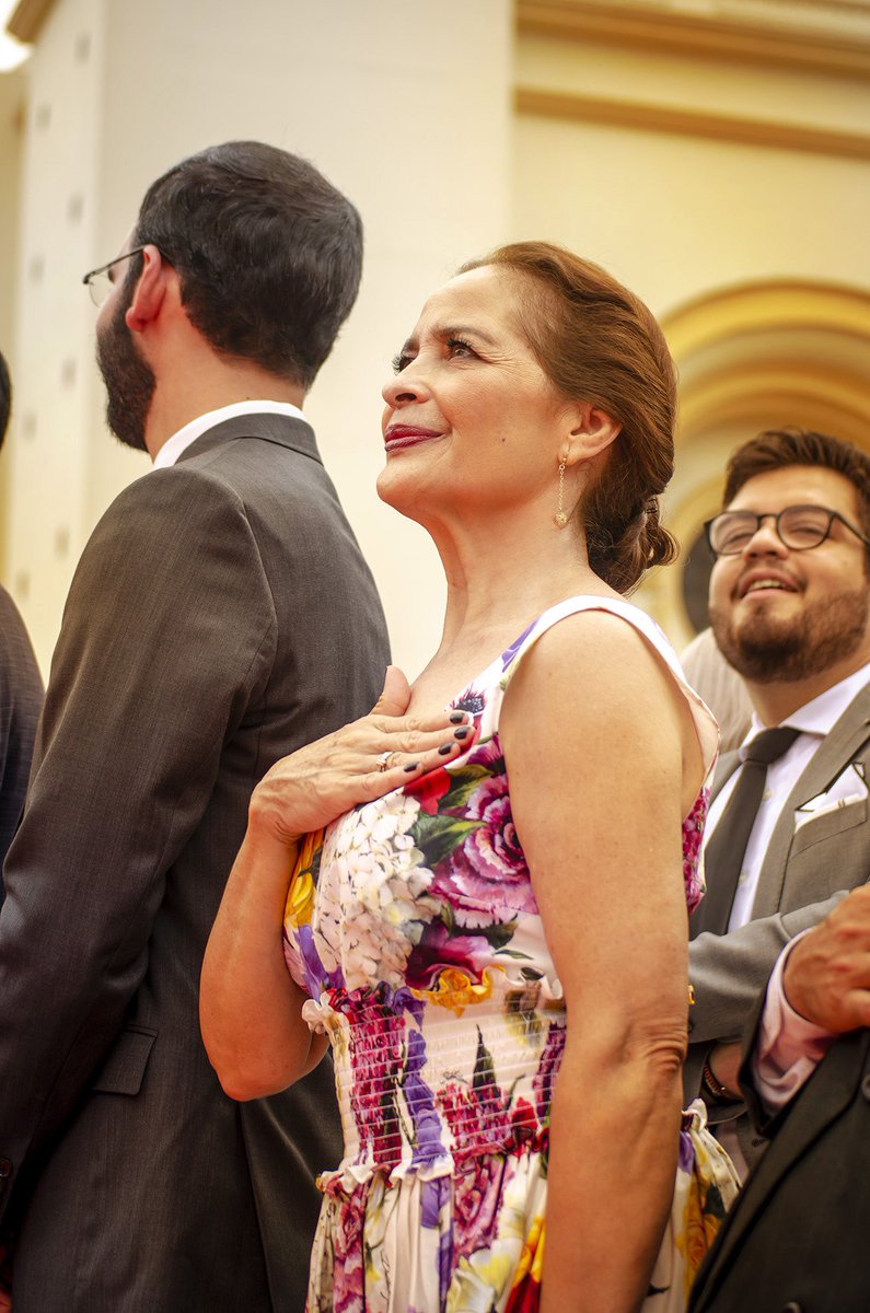 nayibbukele's tweet image. Nunca podremos pagarle a nuestras madres todo lo que hacen por nosotros.

Yo nunca podré pagarle todo el apoyo que me ha dado siempre, desde que era un bebé en sus brazos, hasta el día de hoy.

Lo único que puedo tratar de hacer, es que se sienta orgullosa de mí.

¡Te amo mamá!