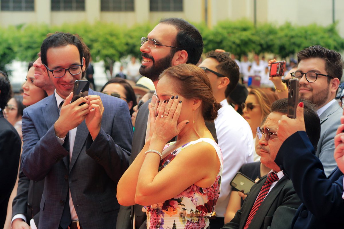 Nunca podremos pagarle a nuestras madres todo lo que hacen por nosotros.

Yo nunca podré pagarle todo el apoyo que me ha dado siempre, desde que era un bebé en sus brazos, hasta el día de hoy.

Lo único que puedo tratar de hacer, es que se sienta orgullosa de mí.

¡Te amo mamá!