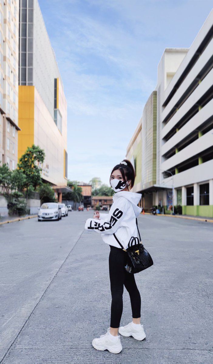 Secret_yamyamm's tweet image. Find me 😁Wearing my 
#TeamSecret Pullover white + Face mask: tse.gg/shop ❤️
 #secretshop