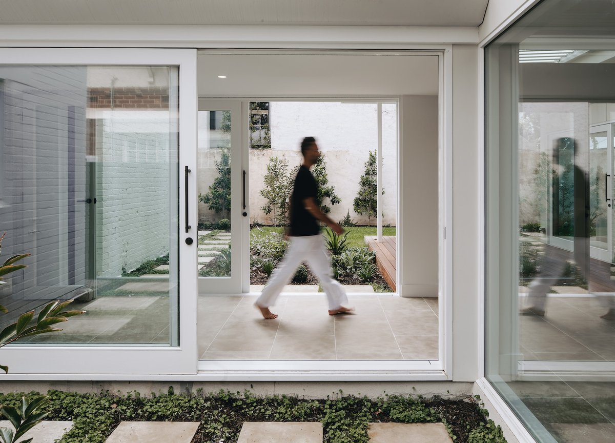 est_living's tweet image. We explore a sandstone villa extension in North Adelaide by South Australian designers GSiD, connected via a light-filled glass hallway.
Take a look: estliving.com/stanley-house-…
#estliving #gsid #architectureandinteriors