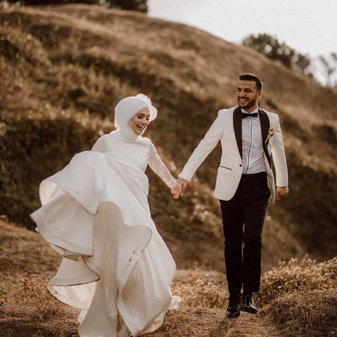 These #wedding images are breathtaking! 🥰 Such beautiful images by @helloesraozcan! Congratulations to the happy couple! 💕Repost by @elopementlove
We want to take a time to wish all those that are celebrating a wonderful Eid! 
Follow @FlipCh4p for more #weddingday images!