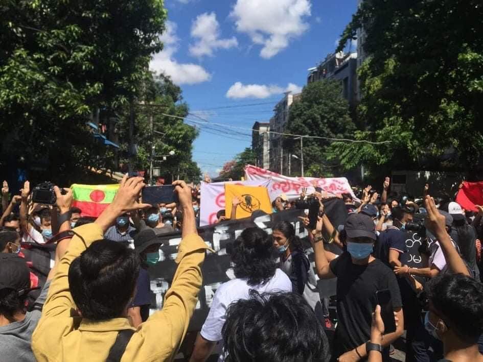 YuZaNaKg's tweet photo. On May 11, the people of Rangoon staged a mass strike to overthrow the dictator.

#WhatsHappeningInMyanmar 
#May11Coup https://t.co/pafYNVWRsr