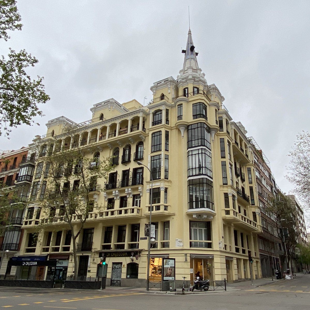 alicesilverpol's tweet photo. Jesús Carrasco lo utiliza principalmente en los cuerpos superiores como en esta torre en las viviendas para Leopoldo Daza de 1912-1918 
https://t.co/IR333QxhaU https://t.co/1ZcdTkzX6f