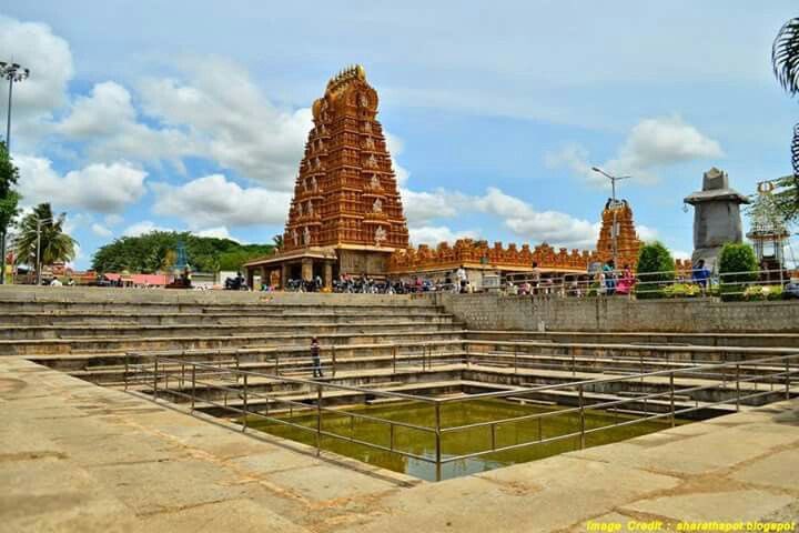 Tippu Sultan then donated a Shiva Lingam made of jade (precious green stone) along with an emerald necklace to the temple. Hakim means doctor, Lord Nanjundeshwara is also called as "Vaidya Nanjundeshwara" and is even today said to be a healer for his devotees.