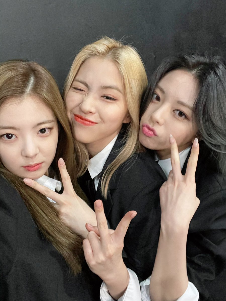 누가 마피아인지 찾았나요 믿지~🤔
믿지와 함께 한 마피아 게임이라 더욱 재미있었지😎🖤

Did you find who is the mafia MIDZY~🤔
It was more fun to be together with MIDZY😎🖤

#ITZY #있지
#MIDZY #믿지
#GUESSWHO
#ITZY_GUESSWHO
#마피아_Inthemorning
#ITZYxhello82 <a href="/hello82official/">hello82</a>