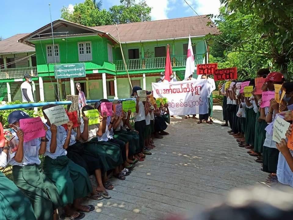 An anti-military Students protest took place on May 11 in KaDetNge village,Laung Lone Township,Tanintharyi Division.
#May11Coup #WhatsHappeningInMyanmar