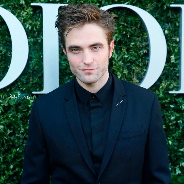 RobsFootsteps's tweet photo. Robert Pattinson, a shining STAR at the Dior Exhibition in Paris, France 2017
#RobertPattinson #DiorRob #fasionicon #styleicon https://t.co/Aq7oCsYfa5