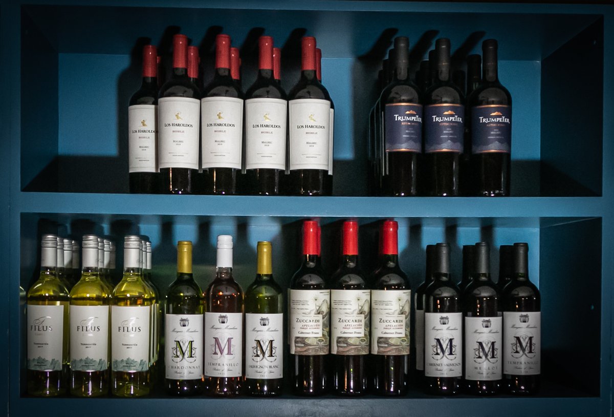 MarquesMessulam's tweet photo. And the eagle has MessuLANDED! We are pleased to inform you that our wines finally made it to our clients in London, we want to thank the first 6 retailers who have faith in our wines. ALEA IACTA EST! https://t.co/U0gBdgAqyw