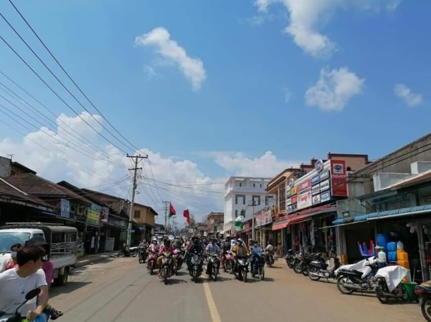 eainc2's tweet photo. A motorcycle strike was held by the local people in Kyaukme today. They marched in th streets and chanted slogans against military dictatorship. #WhatsHappeningInMyanmar #May11Coup #MilkTeaAlliance https://t.co/hgLQqqfgc4