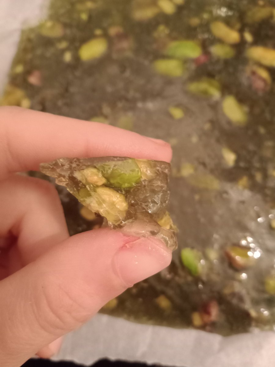 MamanRodarde's tweet photo. Niveau texture c'est impeccable, ferme et fondant. Par contre c'est impossible à démouler/découper. 😑 #loukoums https://t.co/WOyIW8z0Rr