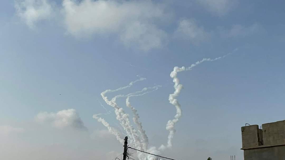 Gambar menunjukkan peluru berpandu baru saja dilepaskan oleh Israel menuju kawasan-kawasan di Tebing Gaza. Doakan penduduk Palestin!