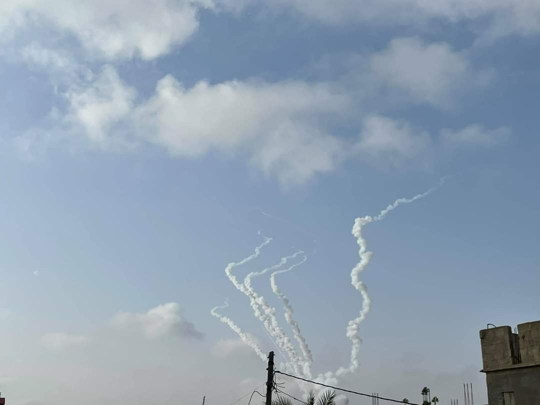 Gambar menunjukkan peluru berpandu baru saja dilepaskan oleh Israel menuju kawasan-kawasan di Tebing Gaza. Doakan penduduk Palestin!