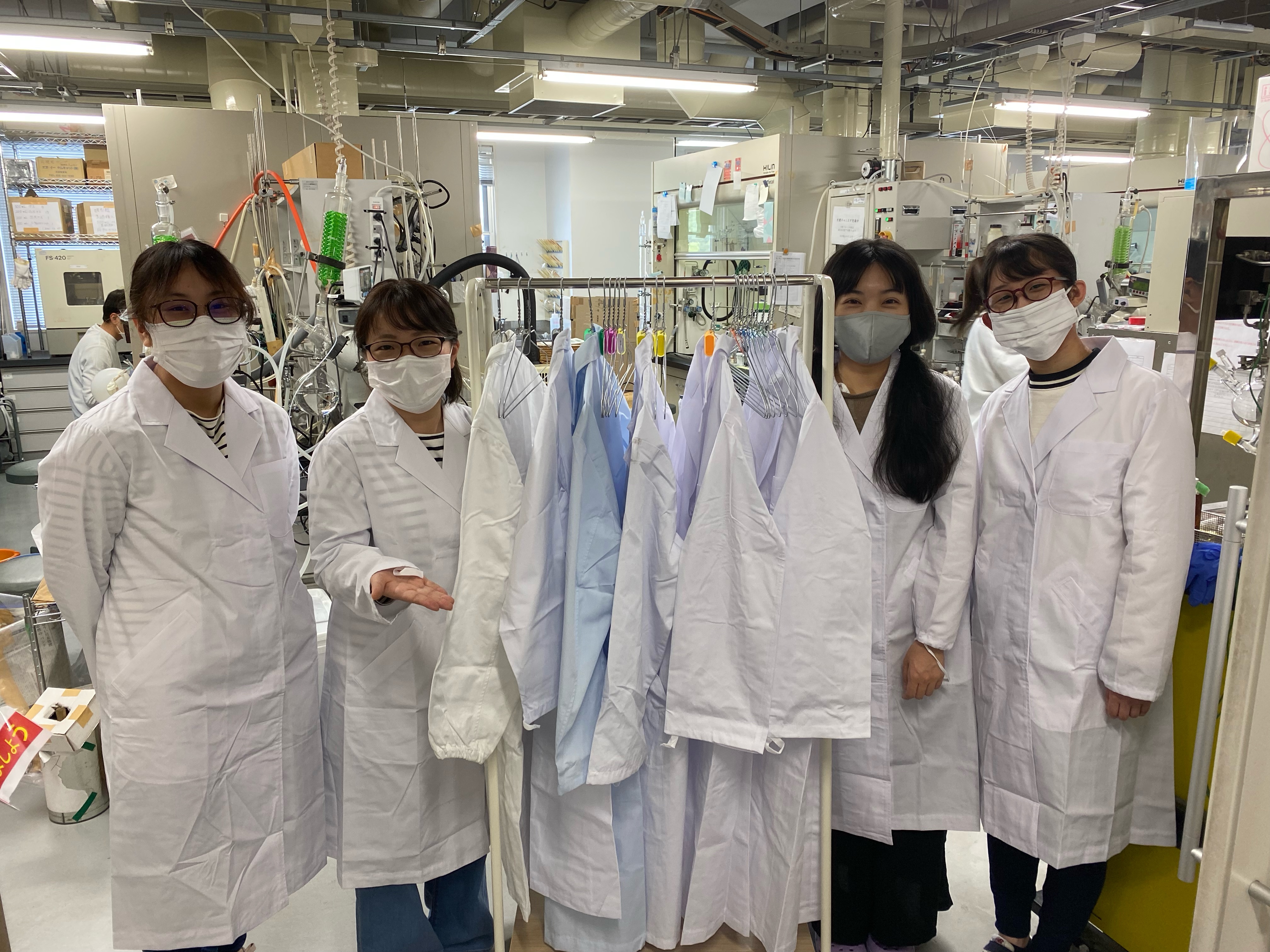 Sajikilab 研究室に白衣が届きました 新しく白衣用のラックも新調して こらからの実験も頑張ります 白衣 安全安心 実験 女子ず T Co Dlbjz Twitter