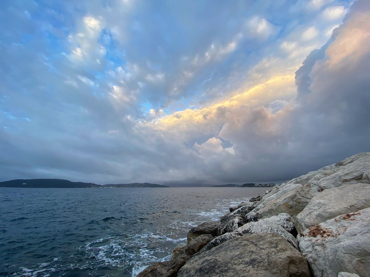 alligatorkiss's tweet photo. Ok, c’est bon, la blague a assez duré, rendez-nous le printemps, le soleil, toussa toussa… 😒🌧! Mais n’oubliez pas de passer une bonne journée parce que vous êtes à Toulon🙂! #toulon #var #lookingforspring https://t.co/Ub2yHMJMPJ
