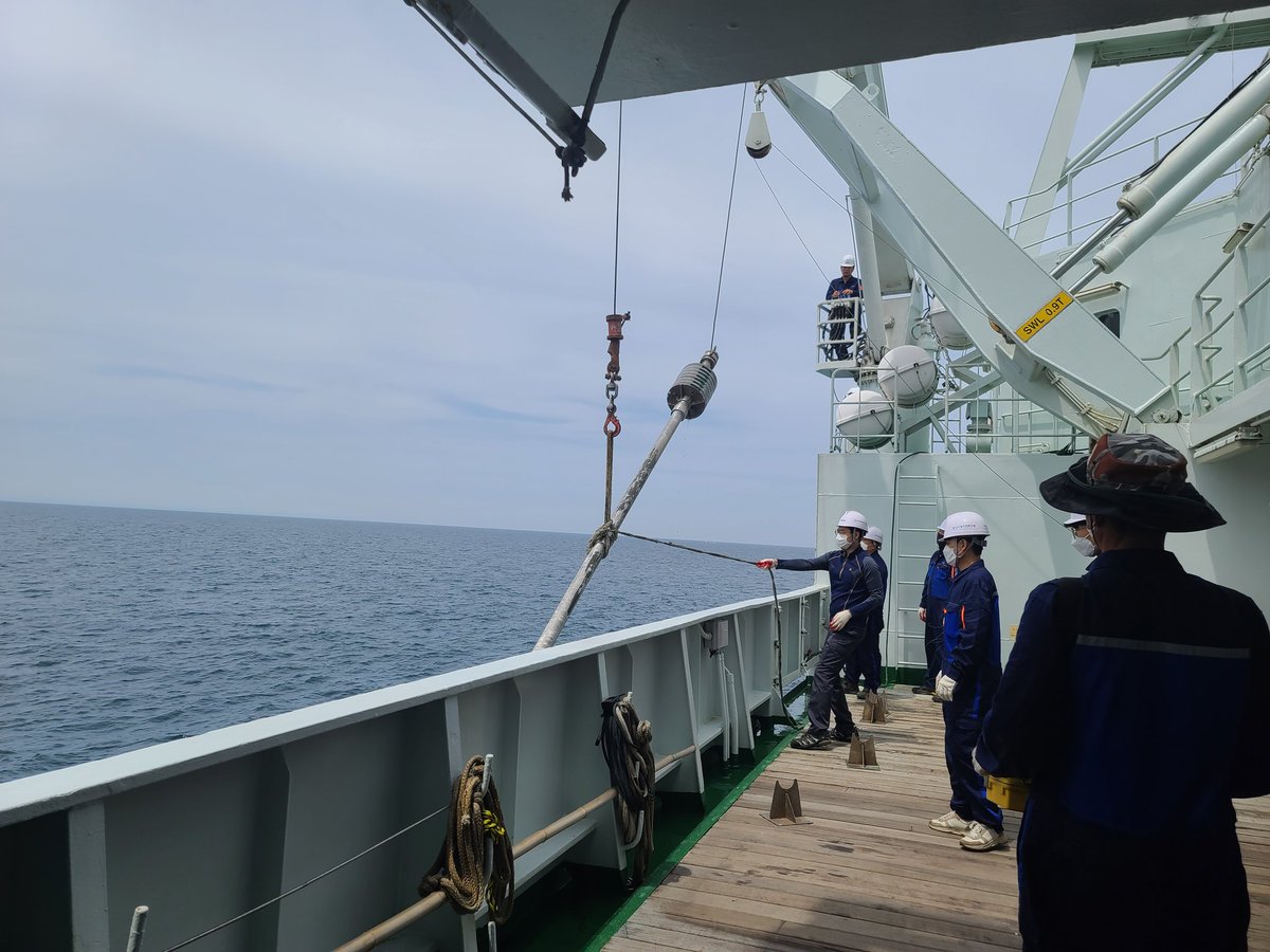 Deniz__cukur's tweet photo. We successfully collected three piston cores in the first day of our campaign. Seismic data acquisition is underway! #marine seismic #piston coring #kigam #RV Tamhae II https://t.co/OwxSSOYFQZ