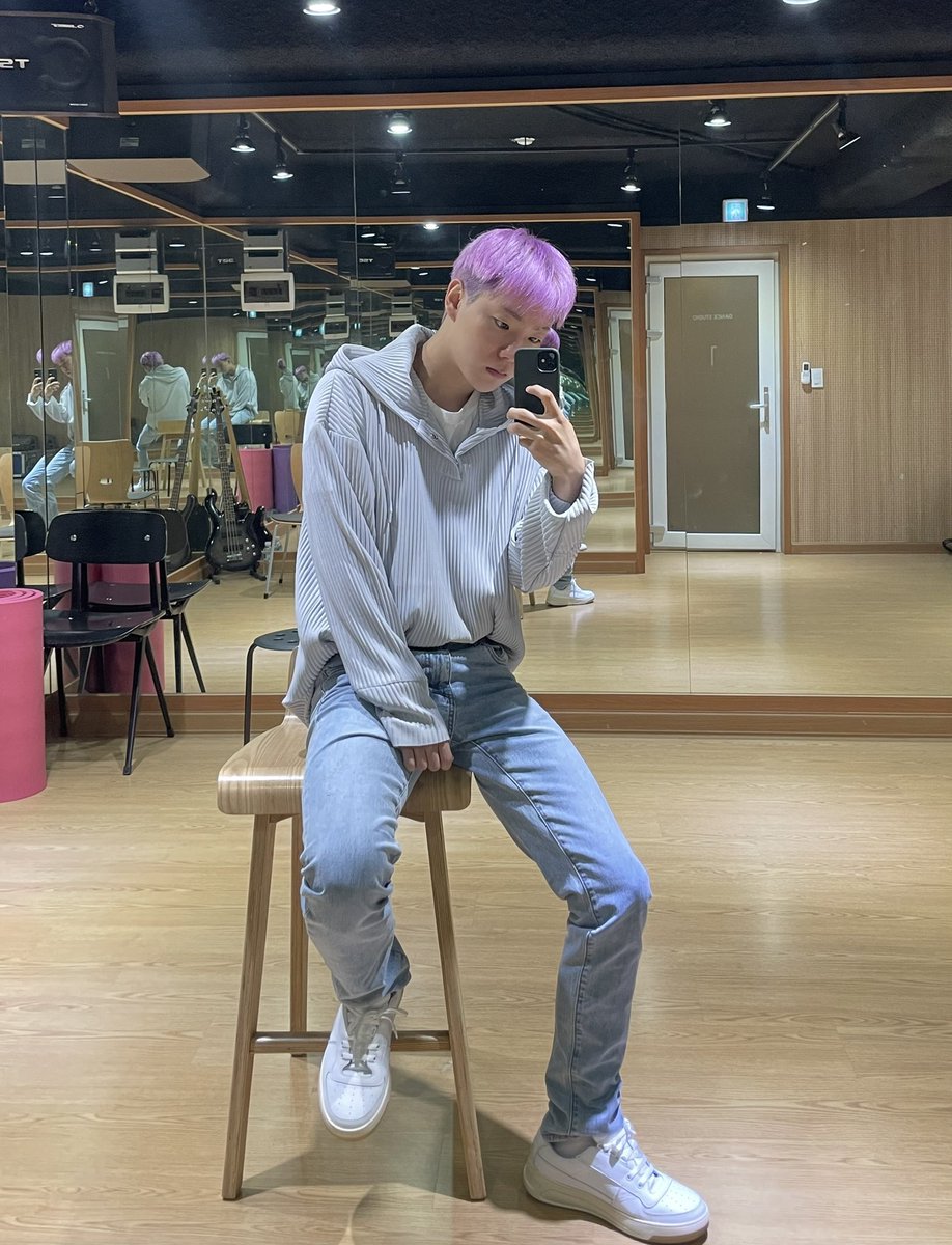 말간한 노 메이크업 얼굴이 넘 좋다
그와중에 상하의상하의트위스트라는 넝담도