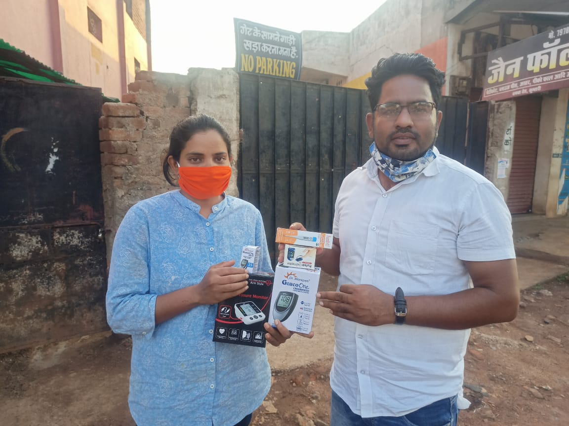 भीम रेजिमेंट छत्तीसगढ़ के द्वारा कोरोना काल मे लोग के सेवा करने में अपने हिस्से के कर्तव्यों का निर्वाह करते हुए
शुश्री रजनी भारती की माँ कुछ दिनों से अस्वस्थ चल रही है उनको बी पी मशीन, प्लस आक्सीमीटर, शुगर चेक करने की मशीन, थर्मामीटर, भीम रेजिमेंट के द्वारा दिया गया
<a href="/IBC24News/">IBC24 News</a> @