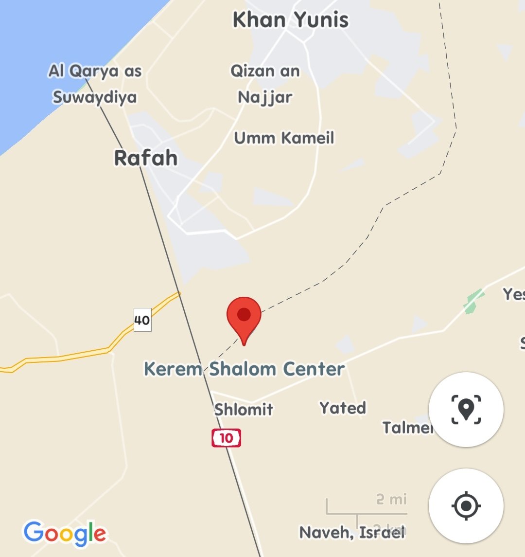 Sebuah kawasan di selatan Israel bernama Kerem Shalom baru saja membunyikan siren amaran kepada penduduknya untuk melindungi diri. Pejuang Briged Al Qassam baru melepaskan peluru berpandu menuju selatan Israel.