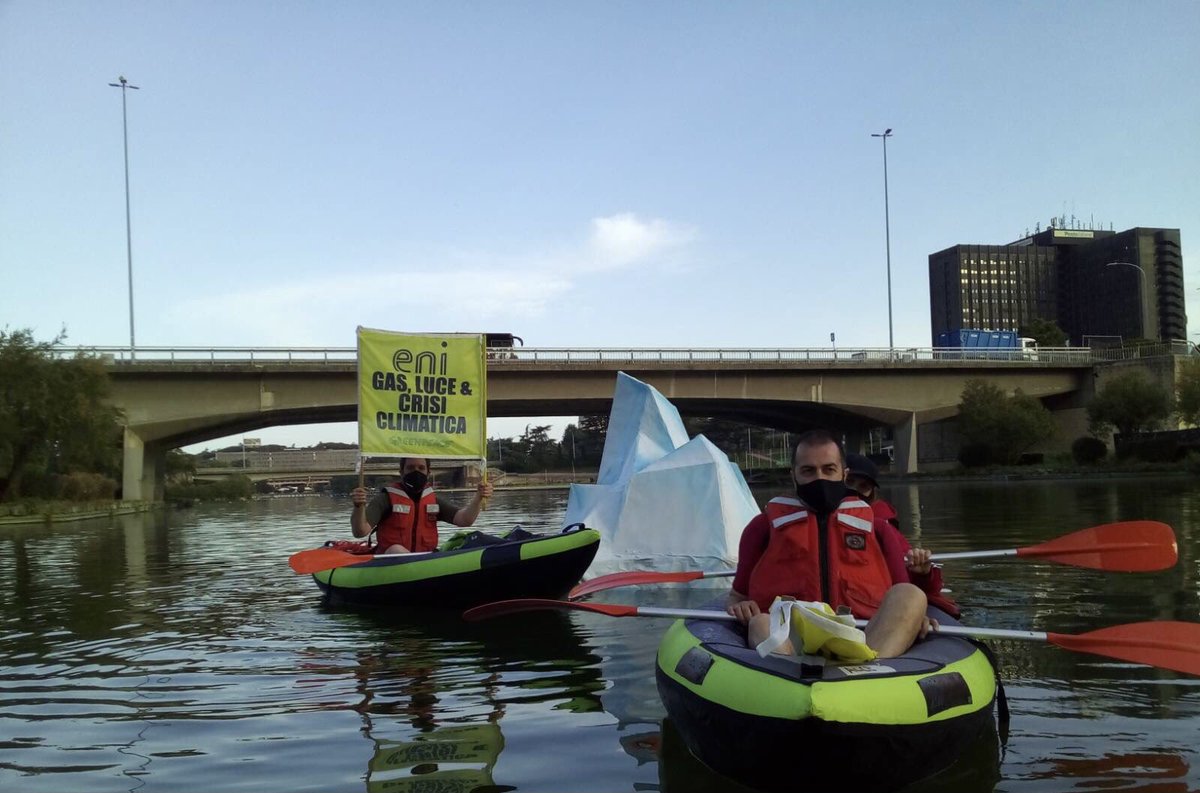 In azione a Roma! Eni campione di greenwashing! Si definisce green, ma vuole aumentare l’estrazione di petrolio e gas almeno fino al 2024! Vi sembra green? #LeBugieDiEni