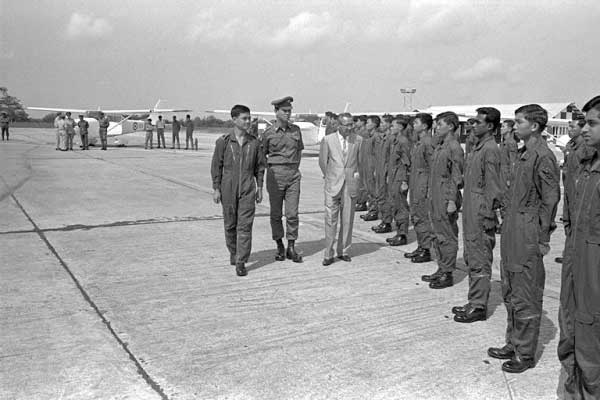 (8/15) Israel reduced its advisors in the 1970s as the SAF gained strength & expertise. But the IDF was the one that recommended the SAF to use the M-16 rifle, helped form a basic flight school, navy school & provided marching music for the earliest military parades.