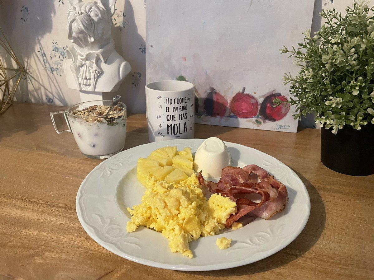 Hoy desayuno de hotel en casa:
Café ☕️ solo
Huevos 🍳 revueltos + bacón 🥓
Queso 🧀 fresco + miel 🍯 
Kéfir 🍦 con arándanos y frambuesas 
Piña 🍍 
#MiRecreoCojea #GalileoRebelde