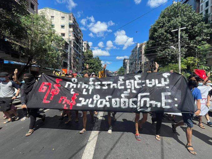 Yangonites protested against dictatorship on 100th day of Spring Revolution.  #May11Coup  #WhatsHappeningInMyanmar  #ReleaseTheAbductees