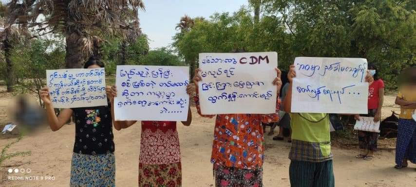 MilkTeaMM_MTAM's tweet photo. On May 11, residents of #Myingyan staged a protest to oppose the military dictatorship and showed support for @NUGMyanmar.
#May11Coup
#WhatsHappeningInMyanmar
#MilkTeaAlliance https://t.co/3XJ7j3jRQB