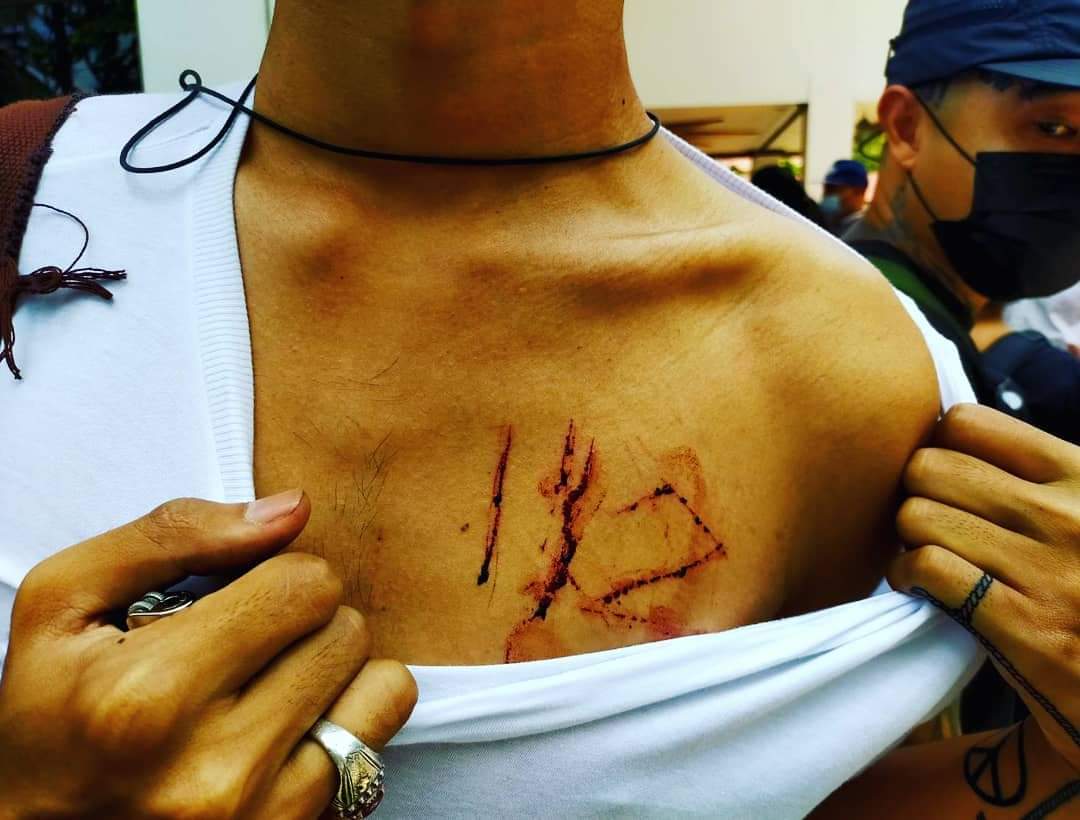 "มีภาพของเลือด"
รวมภาพการรับทราบข้อกล่าวหา 112 ของเพื่อนนักศึกษา มช. 
สำหรับเรา สิ่งที่เพื่อนแสดงออกด้วยการสร้างรอย 112 ไว้บนตัว มันรุนแรงไม่เท่าความโหดร้ายที่มีคนนำกฎหมายมาตรานนี้มากระทำย่ำยีต่อคนในสังคมเดียวกัน
#ยกเลิก112 
#ทีมมช 
#คืนสิทธิประกันตัวให้ประชาชน