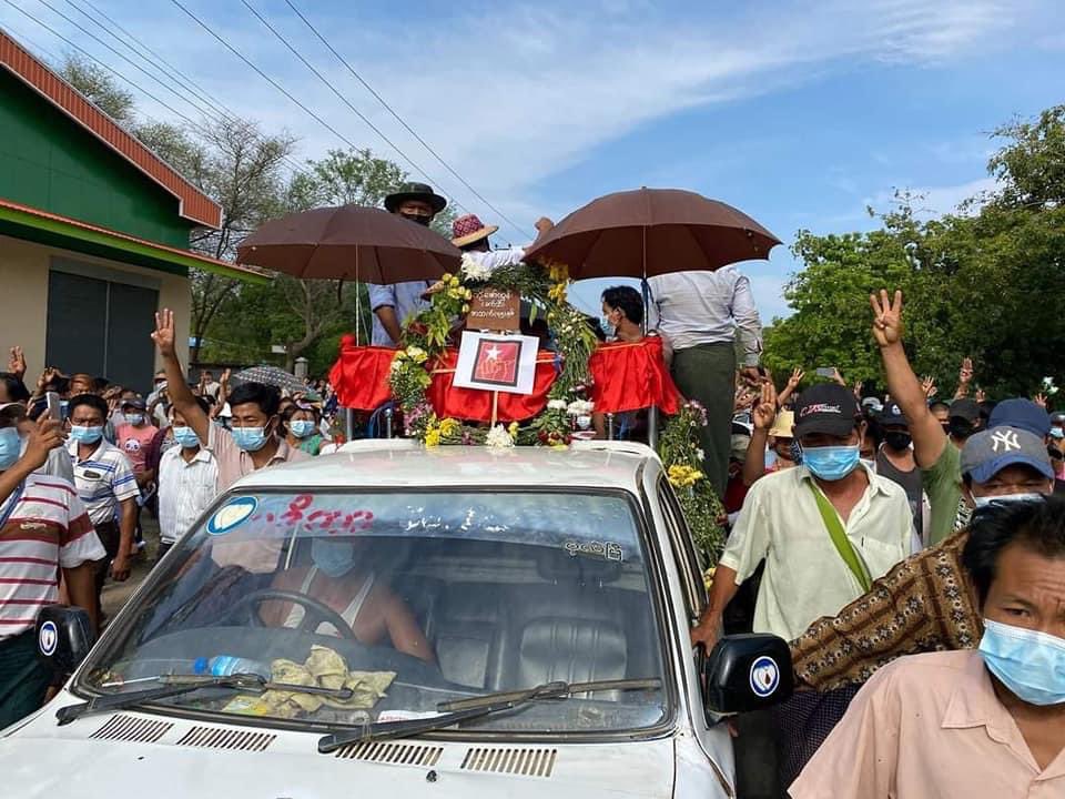 minkanijhuis's tweet photo. Large crowds at the funeral of poet Khet Thi who was severely tortured and died in his 24 hrs of detention. When a poet friend recently was shot dead during a protest he wrote: “They shoot  in the head, but they don’t know the revolution is in the heart” #WhatsHappeningInMyanmar https://t.co/wYsa8h40wP