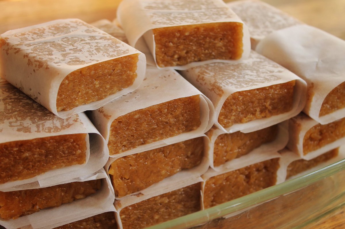 JavaanseM's tweet photo. Deze week bij Javaanse Meid:

Wajik
Zoete kleefrijstsnack gemaakt met kokosmelk en gula Jawa (Javaanse suiker)

€1,50 per stuk
€14,00 per 10 stuks
———
Dadar Gulung
Gevulde pandan pannenkoek met gula Jawa (Javaanse suiker) en geraspte kokos

€1,60 per stuk
€15,00 per 10 stuks https://t.co/d85Bx2SH9r